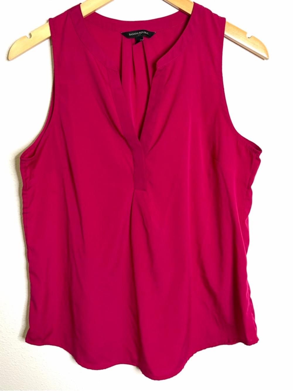 Banana Republic Sleeveless V-Neck Blouse in Fuchsia top sz M hot pink popover